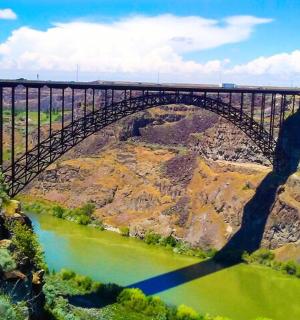 sild üle jõe, millel sõidab rong