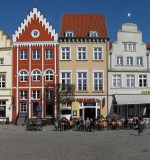 一群人们围坐在桌旁的建筑