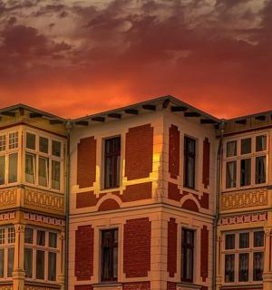 以日落为背景的建筑物