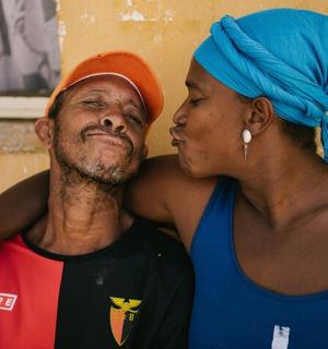 一名女子站在一名男子旁边