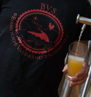 žena drží sklenici pomerančového džusu