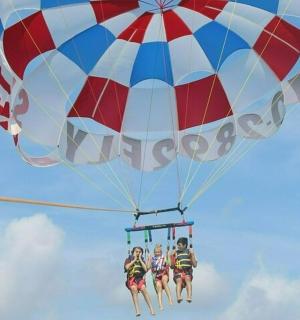 一群人正乘坐降落伞