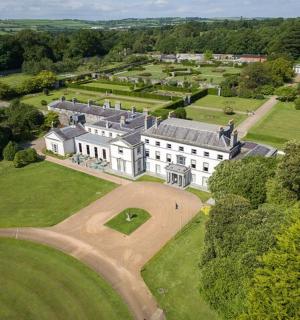 Letecký pohled na velký bílý dům se zahradou