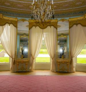 istaba ar diviem logiem un lustru