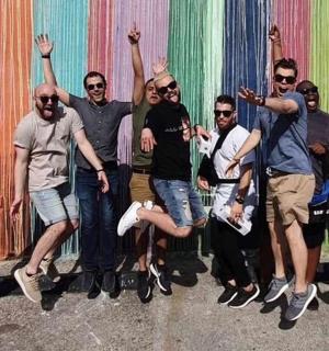 一群人在墙前摆姿势