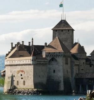 hrad uprostřed vody