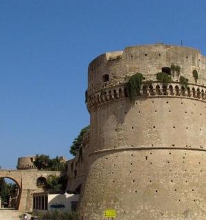 一座高大的城堡,旁边有一盏路灯