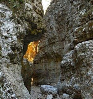 skalnatý kaňon s tunelem uprostřed