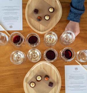 一张桌子上放着两杯酒和一些小吃