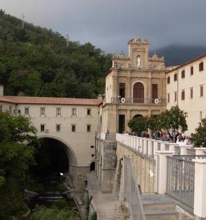 budova s hodinovou věží a mostem