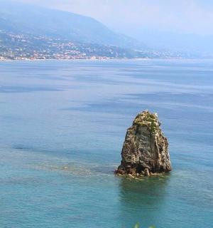 malý ostrov uprostřed vody