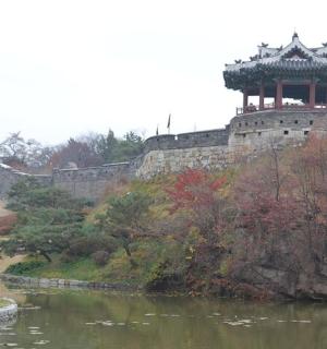 河边山上的一栋建筑