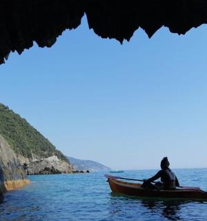 eine Person, die in einem Boot im Wasser sitzt