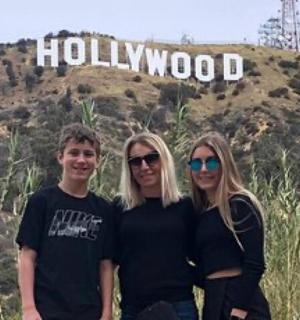 一群人站在好莱坞标志前