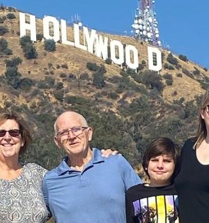 一群人站在好莱坞标志前