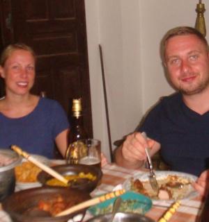 muž a žena sedící u stolu s jídlem