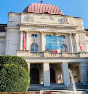 велика зграда са плавим знаком на њој