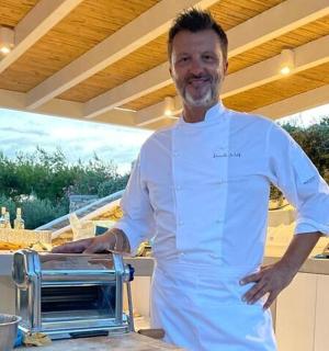 一名身穿厨师制服的男子站在厨房里