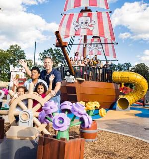 一家人在海盗船游乐场前合影