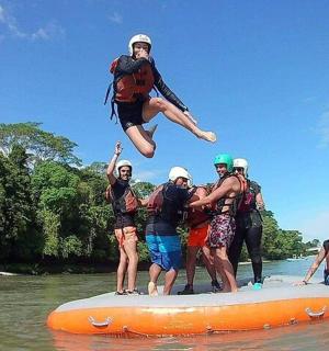 一群人在水中的橙色木筏上