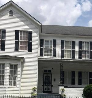 bílý dům s černými okenicemi