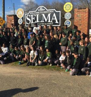 velká skupina lidí pózujících pro fotografii