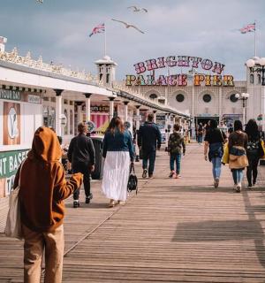 一群人在木板路上行走