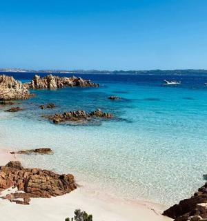 布满岩石的海滩和有飞机的大海