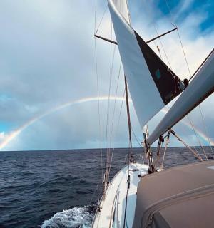 大海中的一艘船,天空中的一道彩虹