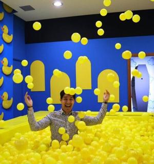 房间里的球池里有一个男人