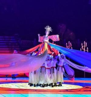 cirkusové představení se ženou na jevišti