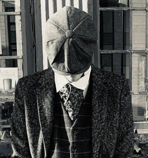 戴帽子、穿西装、打领带的人