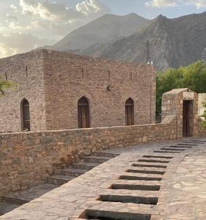 有石墙和楼梯的砖砌建筑