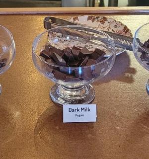 桌子上有三个装满巧克力的玻璃碗