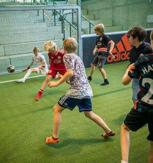 eine Gruppe kleiner Kinder, die Fußball spielen