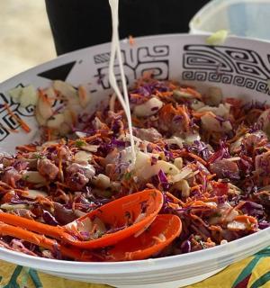 un bol de menjar assegut sobre una taula