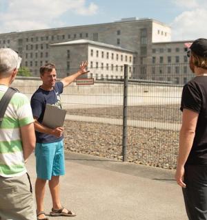eine Gruppe von Menschen steht um einen Zaun herum