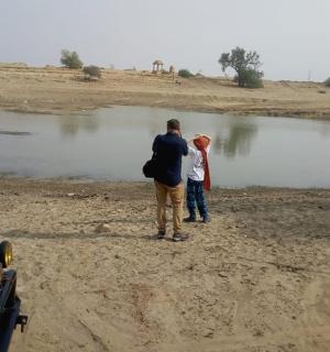 一名男子和一名男孩站在水边