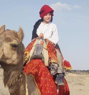 骑在骆驼背上的男孩