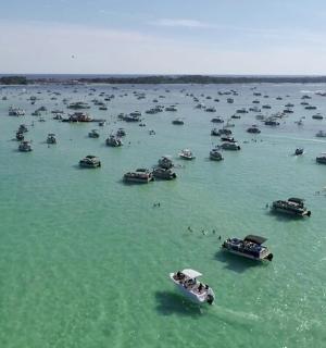 velká skupina lodí ve velké vodní ploše