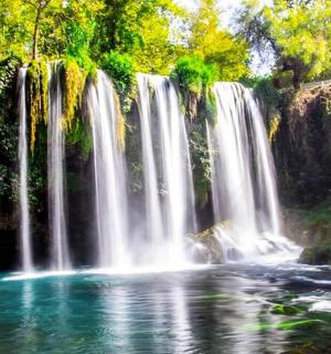 ein Wasserfall mitten in einem Fluss