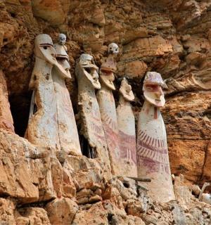 山腰上的一组雕像