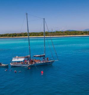 a boat in the water next to a small island