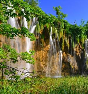 岩壁の側面にある滝