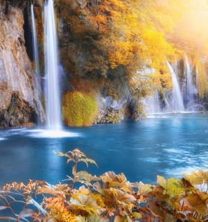 一幅河流瀑布的画