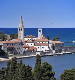 一座有教堂和大海的小岛