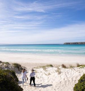 两个人在海边的沙滩上散步