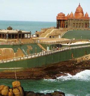 海边的一座建筑，靠近水