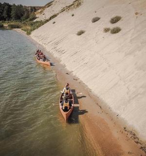海滩边水面上的两艘船