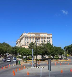 街道上，建筑物前摆满了橙色的锥形物